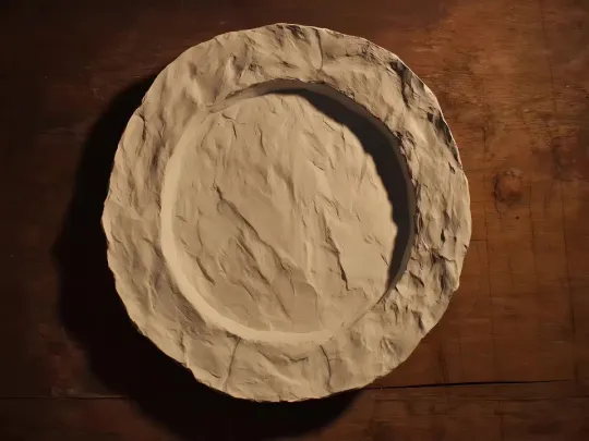 马悦涵 《肉食女孩》
第七届海南岛国际电影节·AI电影季「海螺AI·我的人生电影」特别单元——"人间故事家"作品 融合超现实与心理惊悚的定格动画短片,以小女孩视角表达家庭性暴力在日常中如何被隐匿与合理化。这种"被迫直视"的体验,可能让人重新思考家庭关系中的隐形暴力,以及如何支持被迫沉默的人。 by Hailuo AI Video Generator