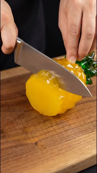 个性化定制：输入物品名称，智能生成璀璨切割玻璃材质演示视频