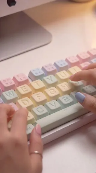 以下是几个符合要求的标题，您可以选择：

1.  **探索理想键盘材质的奥秘：打造极致沉浸式ASMR敲击治愈视频** (32字符)
2.  **揭秘理想键盘材质：生成专属沉浸式ASMR键盘敲击助眠视频** (30字符)
3.  **从理想材质到听觉盛宴：制作高品质ASMR键盘敲击体验视频** (30字符)
4.  **定制理想键盘材质，呈现极致舒适的ASMR敲击音效视频** (30字符)