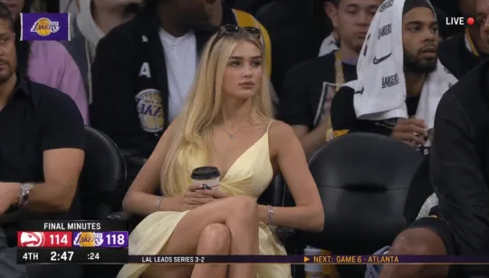 上传照片，生成专属NBA现场转播视频，体验身临其境的球赛乐趣！