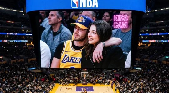 AI智能生成NBA Kiss Cam亲吻时刻：上传照片即刻体验