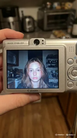 上传一张照片，生成复古CCD自拍视频 by Hailuo AI Video Generator