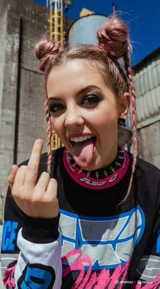 以下是一些适中长度的标题供您选择：

1.  上传图片生成“水淹没”视频：定制你的专属沉浸式特效短片。 (30个字符)
2.  一键上传图片，轻松生成你被水淹没的创意趣味视频。 (29个字符)
3.  变身“水淹没”主角：上传照片，智能生成你的专属沉浸式特效视频。 (31个字符)
4.  趣味“水淹没”视频创作：上传个人图片，即刻生成你的专属沉浸式特效短片。 (32个字符)
5.  上传照片，体验“水淹没”：AI智能生成你的专属特效视频。 (29个字符)