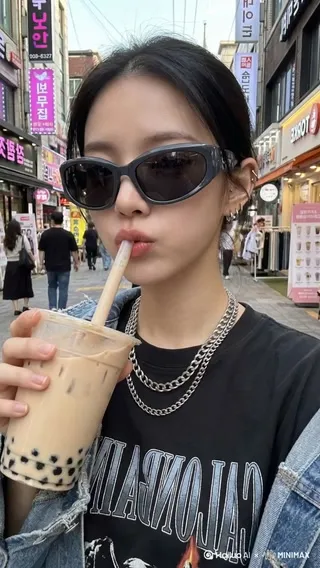 以下是几个符合要求的标题：

1.  上传照片，一键生成你的专属旋转巴黎视频 (31个字符)
2.  你的照片变身：生成专属旋转巴黎视频，瞬间开启浪漫之旅 (39个字符)
3.  上传照片，定制你的梦幻旋转巴黎视频，体验身临其境的穿越 (43个字符)
4.  上传照片，生成你的旋转巴黎视频：即刻体验梦幻之旅 (39个字符)