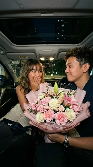 轻松上传照片，AI智能定制专属车内浪漫情侣美照