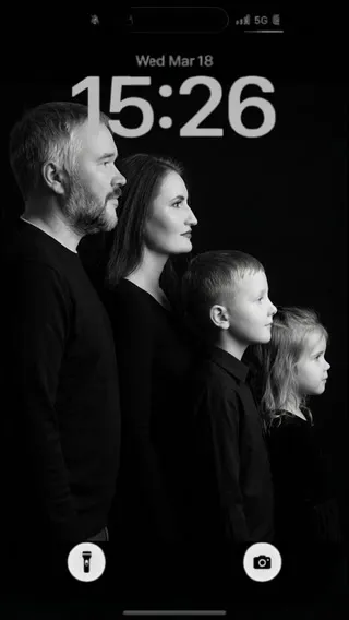 以下是几个符合要求的标题：

1.  上传合照，AI智能为您生成温馨幸福的四口之家写真。
2.  智能AI写真：上传合照，一键定制专属四口之家幸福大片。
3.  AI魔法写真：上传合照，让您的家人瞬间拥有梦幻四口之家合影。
4.  上传合照，智能AI为您打造专属四口之家幸福写真。