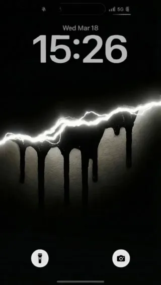 上传照片智能生成壁纸，精准还原原图睁眼神态。