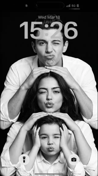 这里有几个标题供您选择，都符合长度和内容要求：

1.  上传清晰人脸，智能生成同款胶片感全家福照片。 (32个字符)
2.  轻松上传人物人脸，AI智能生成复古胶片感全家福。 (34个字符)
3.  打造专属胶片感全家福：上传清晰人脸即可生成。 (32个字符)
4.  一键上传人脸，生成具有相同胶片质感的全家福。 (32个字符)