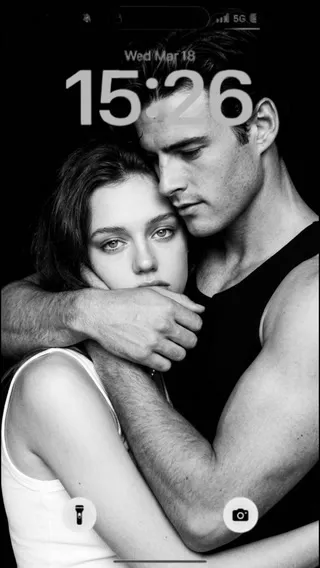 以下是一些符合要求的标题选项，供您选择：

1.  上传照片，AI智能生成专属黑白光影情侣写真，定格浪漫艺术瞬间。 (39个字符)
2.  您的照片，我们的光影魔法：智能生成黑白情侣写真，尽显浪漫艺术魅力。 (41个字符)
3.  一键上传，即刻拥有：AI生成黑白光影情侣写真，打造专属浪漫艺术照。 (40个字符)
4.  上传照片智能转换：生成专属黑白光影情侣写真，尽显浪漫艺术。 (34个字符)
5.  捕捉爱意瞬间：上传照片，智能生成黑白光影情侣写真，艺术感升级。 (37个字符)