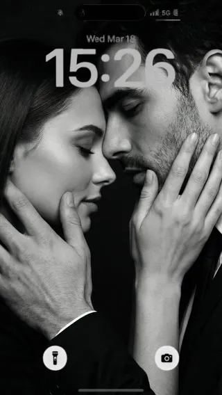 这里有几个选择，希望能符合您的要求：

1.  **上传情侣照，AI智能秒变艺术黑白写真，定格浪漫瞬间** (30个字符)
2.  **情侣照片上传即刻生成：AI打造复古高级感黑白写真，铭记永恒爱意** (38个字符)
3.  **定制专属浪漫！上传情侣照，AI智能生成电影感黑白写真，珍藏爱情记忆** (39个字符)
4.  **告别P图烦恼！上传情侣合照，AI智能一键生成高级复古风黑白写真，定格永恒浪漫** (47个字符)