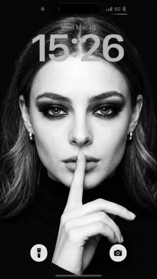 上传照片，一键智能生成专属黑白人物主题艺术写真，打造独特风格