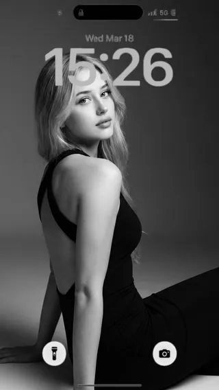 以下是一些标题选项，符合您的要求：

1.  **上传照片，AI智能打造你的专属黑白主题写真，瞬间变身艺术大片。** (30个字符)
2.  **上传照片，一键生成你的电影感黑白主题写真，尽享复古艺术魅力。** (31个字符)
3.  **轻松上传照片，AI智能为你定制专属黑白主题写真，打造你的个性艺术照。** (35个字符)
4.  **上传照片即刻生成：你的高级感黑白主题写真，艺术风格由你掌控。** (34个字符)