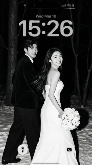 以下是几个符合要求的标题，长度均在30-60个字符之间：

1.  轻松上传两张角色照，一键生成专属同款幸福感模板。
2.  上传角色照片，AI智能定制同款幸福感模板，让幸福触手可及。
3.  AI智能生成同款幸福模板：上传两张角色照片，定格你的专属幸福感。
4.  只需两张角色照片，AI为你打造专属同款幸福模板，定制你的幸福感。
5.  上传两张角色照片，快速生成同款幸福主题模板，让甜蜜幸福感复制再现。