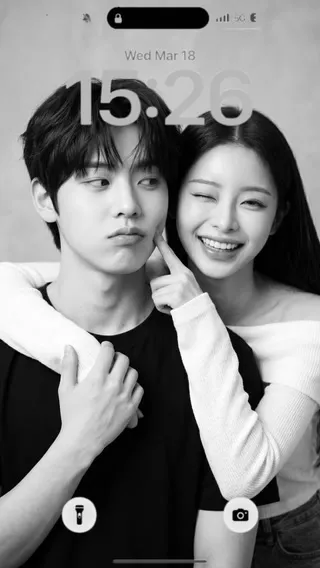 好的，这里有几个符合要求的标题供您选择：

1.  **上传照片，AI智能生成韩系黑白情侣写真，定格专属浪漫瞬间** (31个字符)
2.  **一键上传情侣照片，AI生成韩系黑白写真，定格专属电影感浪漫** (31个字符)
3.  **用AI将你的情侣照升级为韩系黑白写真，打造高级复古氛围** (30个字符)
4.  **上传照片，AI智能为你打造充满氛围感的韩系黑白情侣写真** (30个字符)
5.  **上传甜蜜瞬间，AI生成韩系黑白情侣写真，解锁高级电影感** (30个字符)