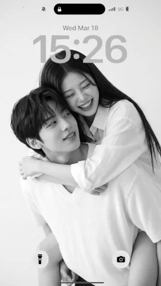 这里有几个标题供您选择，都符合长度和内容要求：

1.  **AI智能生成韩系黑白情侣写真，定格专属浪漫瞬间** (30个字符)
2.  **上传照片秒变韩系黑白情侣写真，AI打造你的专属浪漫艺术照** (37个字符)
3.  **一键上传照片，AI智能生成浪漫韩系黑白情侣写真** (31个字符)
4.  **定制专属韩系黑白情侣写真：上传照片，AI为你浪漫呈现** (36个字符)