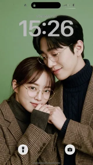 这里有几个标题供您选择，都符合长度和主题要求：

1.  上传照片，智能AI生成同色系恋人写真，打造专属浪漫情侣照。
2.  告别P图烦恼！智能AI一键生成同色系恋人写真，定格甜蜜瞬间。
3.  上传单人照，AI智能为您定制同色系恋人写真，轻松拥有高颜值情侣合影。
4.  智能AI魔法：上传照片，生成唯美同色系恋人写真，让爱意和谐绽放。