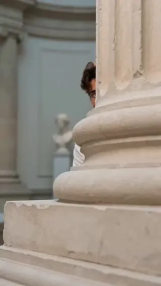 以下是一些标题选项，符合你的要求：

1.  **上传照片，定制你的博物馆潜入大片：化身神偷，盗取世界名画！** (30个字符)
2.  **上传照片即刻生成！体验潜入博物馆盗取名画的沉浸式视频** (30个字符)
3.  **一键上传照片，生成你化身艺术大盗、潜入博物馆窃取名画的酷炫视频** (39个字符)
4.  **上传照片生成专属视频：化身盗宝高手，潜入博物馆巧取名画** (31个字符)
5.  **照片变身大盗！生成你潜入博物馆、上演名画盗窃的专属大片** (33个字符)