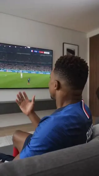 以下是几个符合要求的标题，长度适中（30-60个字符）：

1.  上传照片，生成你从电视跳入足球场、完成绝杀的专属视频
2.  梦想成真！上传照片，体验从电视穿越球场，完成惊天绝杀的专属视频
3.  打造你的传奇！上传照片，定制从电视跃入球场、绝杀制胜的专属视频
4.  照片变身足球英雄：从电视穿越球场，亲身完成绝杀视频